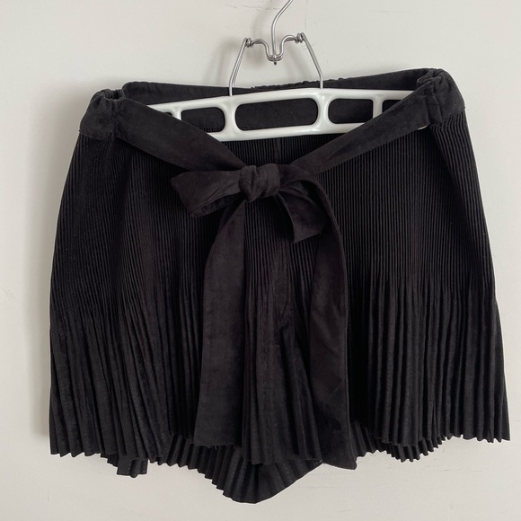 Zara Flowing Pleated Shorts - Size M - Picture 3 of 3